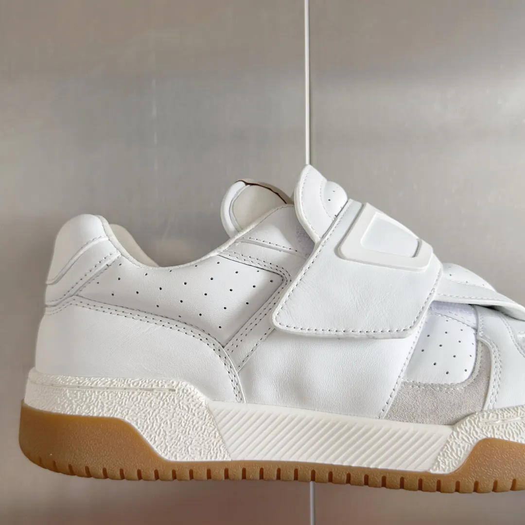 [Valentino] P: 880💰 Couple model, size: ▪️Size: Women's model 35-40 / Men's model 39-44 (45 customized) Valentino Valentino Couple model Joie de Jouer series Velcro Thick sole Bread shoes Couple model Casual sports shoes White shoes Original purchase and development Production Joie de Jouer series The style is simple but not out of style. The pure white base is paired with fresh green and soft beige, and the unique Velcro design highlights your personality. Every detail tells the fashion and quality. Wear it, take a confident step, and start the fashion journey. Exquisite packaging at the delivery counter🛍📦 ▪️Fabrics: Original custom imported first-layer cowhide ▪️Inner lining: Original custom-made soft sheepskin lining ▪️Outsole: Original open-molded anti-slip TPU material ▪️Sole thickness: 3.5CM